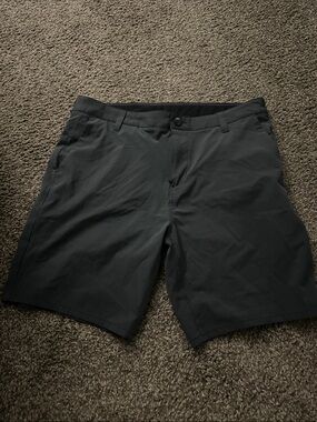 Vuori Men's Flat-Front Performance Shorts - Charcoal Gray